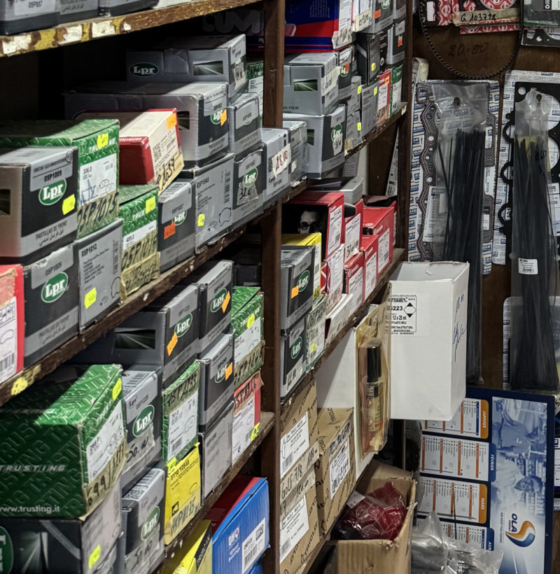 Stock magasin Joint de culasse, filtres, freins, et autres pièces disponibles immédiatement